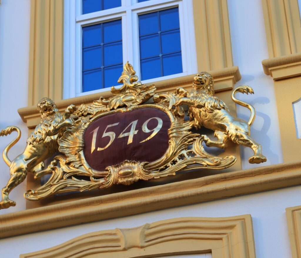 Herzhafte küche: einfach, ehrlich, genussvoll 19 Die Bedeutung des Knittelsheimer Adelswappens: Geschichte und Symbolik